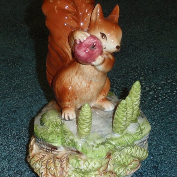 1978 Beatrix Potter "Squirrel Nutkin" Music Box Figurine Raindrops Keep Falling - Picture 8 of 9